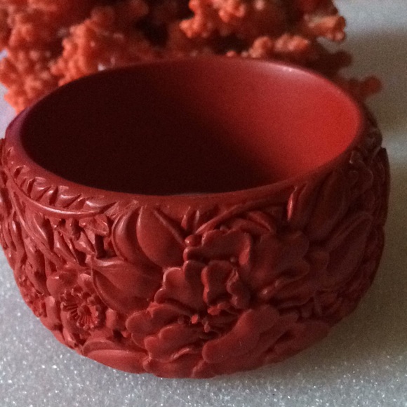 Vintage engraved cinnabar bangle - Picture 5 of 7